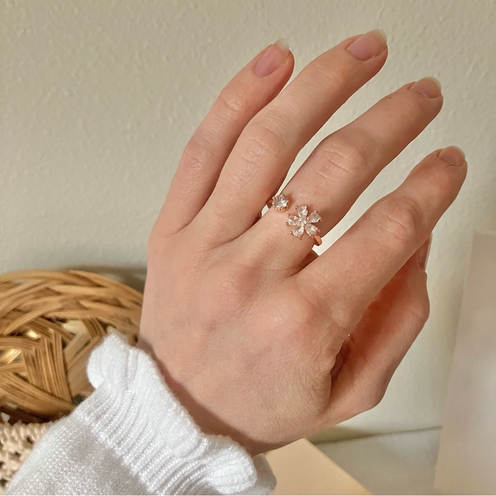 Vintage “April” Rosegold Rhinestone Floral Adjustable Ring Daisy Femme Classic - Picture 2 of 9